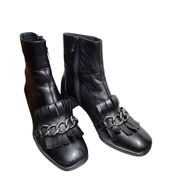 Stuart Weitzman - Picture 1 of 7